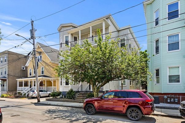 Exterior, Facade, Rowhouse