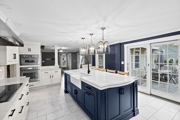 Chandelier, Dining room, Interior, Kitchen, Pendant Lights, Stainless Steel Appliances