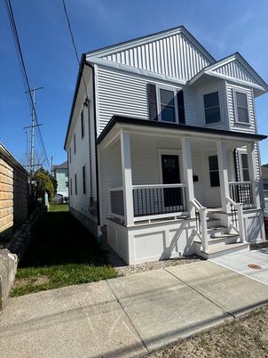 Exterior, Facade, Queen Anne Victorian