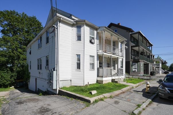 Exterior, Facade, Rowhouse