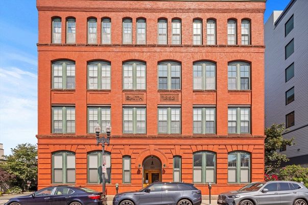Exterior, Facade, Georgian