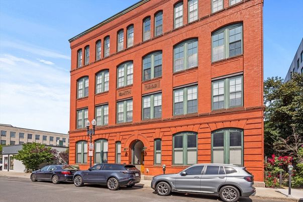 Exterior, Facade, Rowhouse
