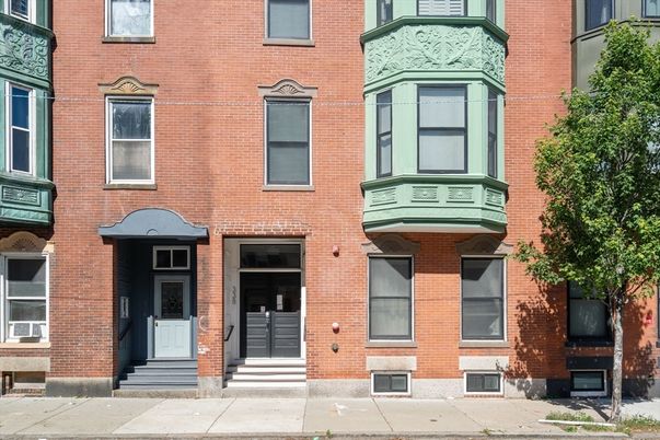Exterior, Facade, Brick Facade, Rowhouse