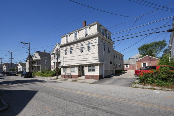Exterior, Facade, Brick Facade, American Foursquare