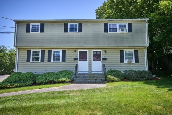 Exterior, Facade, Split Level