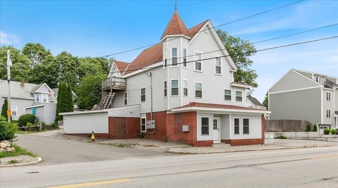 Exterior, Facade, Brick Facade, Queen Anne Victorian