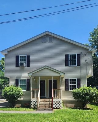 Exterior, Facade, Split Level