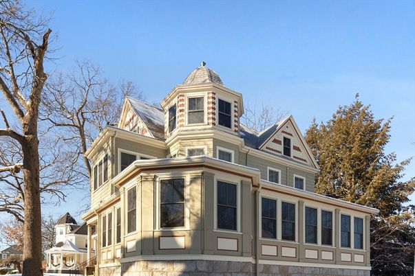 Attached, Exterior, Facade, Queen Anne Victorian