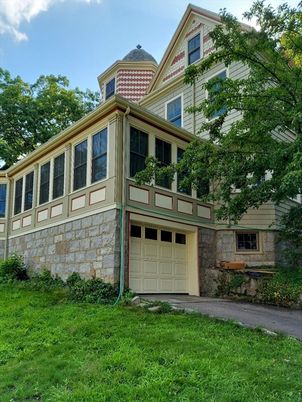 Attached, Exterior, Facade, Queen Anne Victorian
