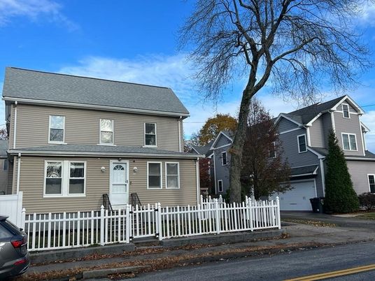 Attached, Exterior, Facade, American Foursquare