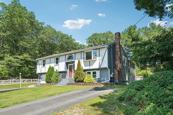 Exterior, Facade, Raised Ranch