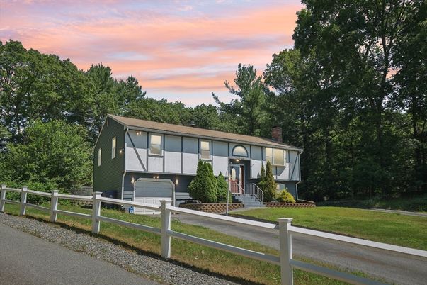 Backyard, Exterior, Facade, Raised Ranch