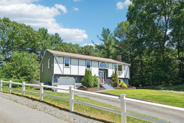 Backyard, Exterior, Facade, Raised Ranch
