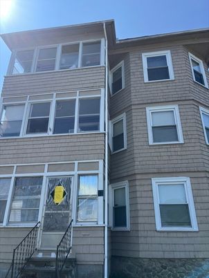 Exterior, Facade, Rowhouse