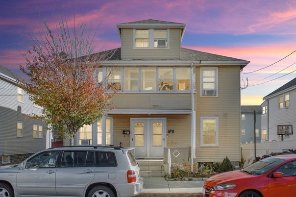 Exterior, Facade, American Foursquare