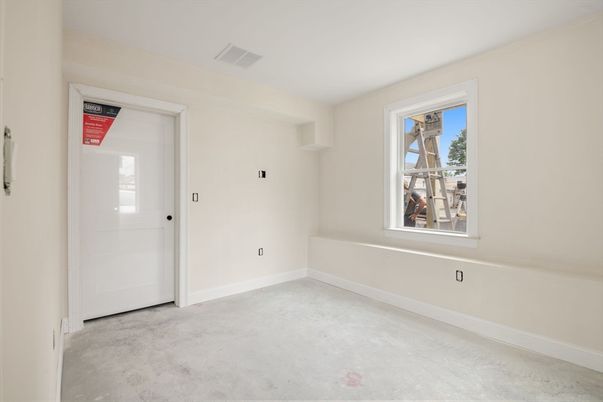 Empty room, Interior