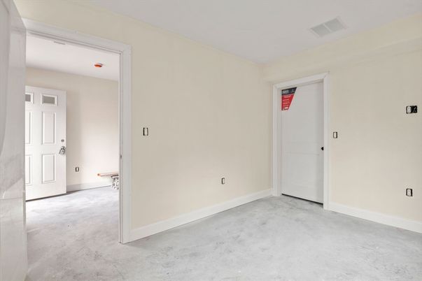 Empty room, Interior