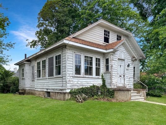 Backyard, Exterior, Facade, Queen Anne Victorian