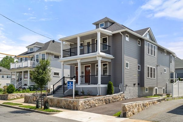Exterior, Facade, American Foursquare