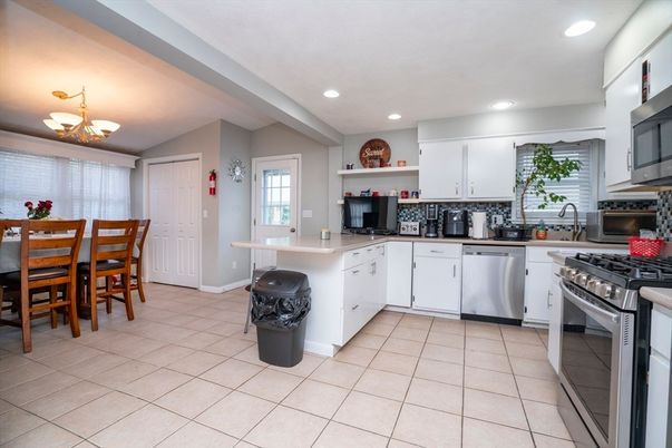 Dining room, Interior, Kitchen, Recessed Lighting, Stainless Steel Appliances
