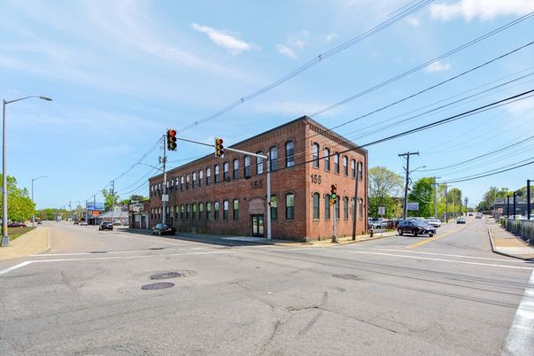 Exterior, Facade, Brick Facade, Chicago School