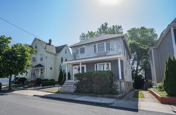 Exterior, Facade, Queen Anne Victorian