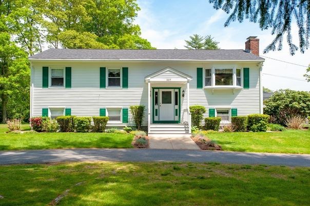 Exterior, Facade, Raised Ranch