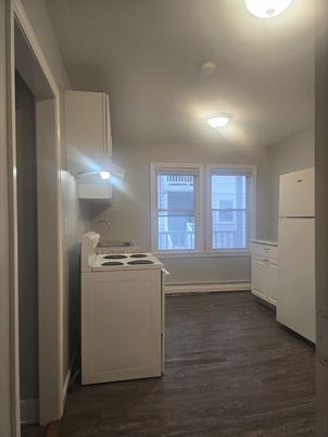 Interior, Kitchen, Utility Closets, Washer, Wood Texture Flooring