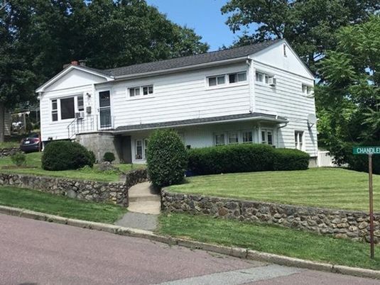 Exterior, Facade, Split Level