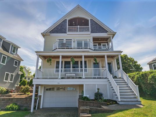 Attached, Exterior, Facade, Queen Anne Victorian