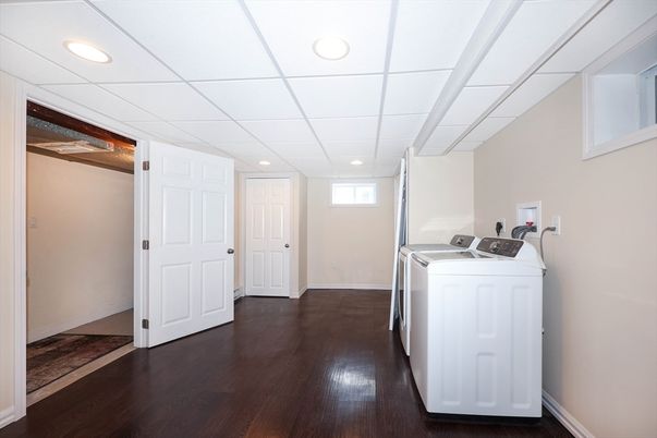 Interior, Recessed Lighting, Washer, Wood Texture Flooring