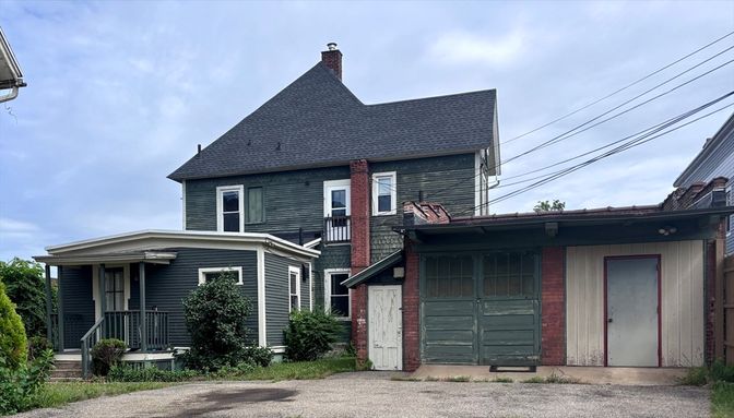 Exterior, Facade, Brick Facade, Queen Anne Victorian