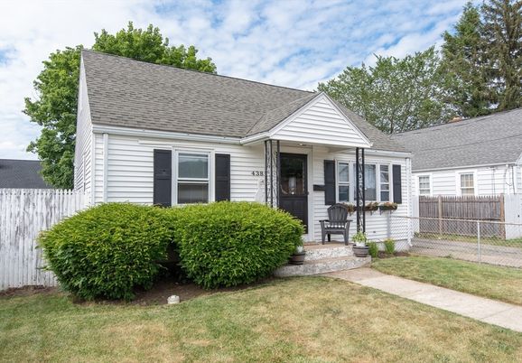 Exterior, Facade, Cape Cod