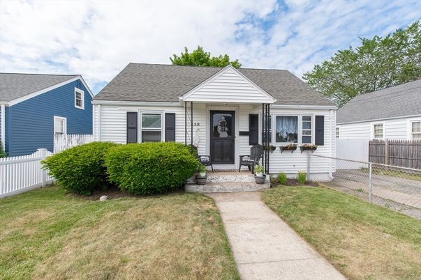 Exterior, Facade, Cape Cod