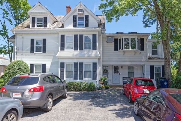 Exterior, Facade, Rowhouse