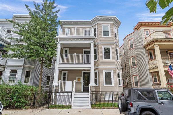 Exterior, Facade, Rowhouse