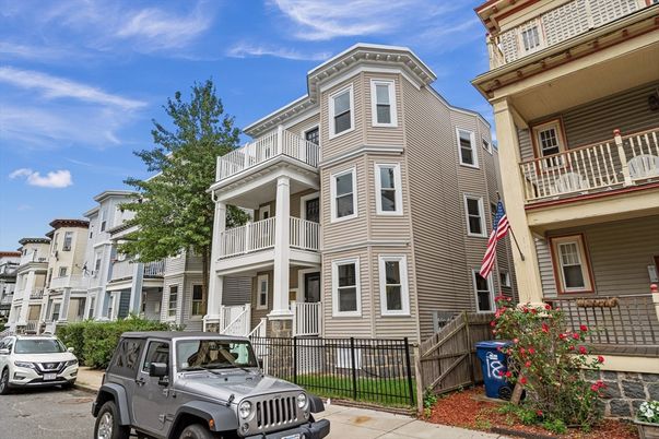 Exterior, Facade, Rowhouse