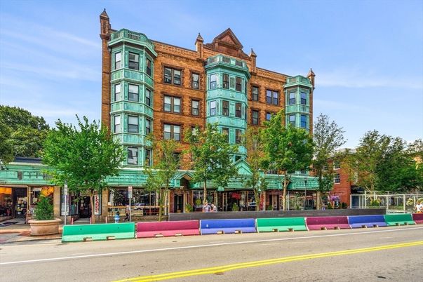 Exterior, Facade, Rowhouse