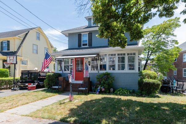 Exterior, Facade, American Foursquare