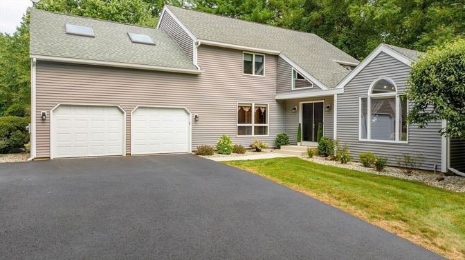 Attached, Exterior, Facade, Farmhouse