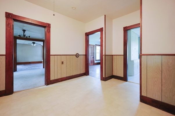 Empty room, Interior