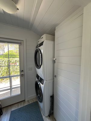 Interior, Washer, Wood Texture Flooring