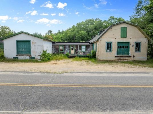 Exterior, Facade, Ranch