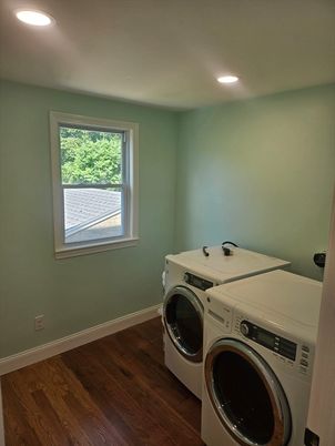 Interior, Recessed Lighting, Washer, Wood Texture Flooring