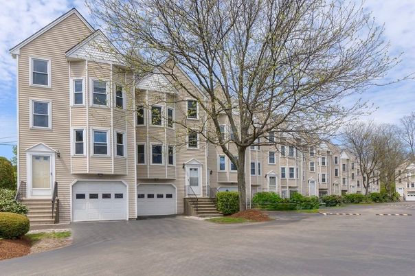 Attached, Exterior, Facade, Rowhouse