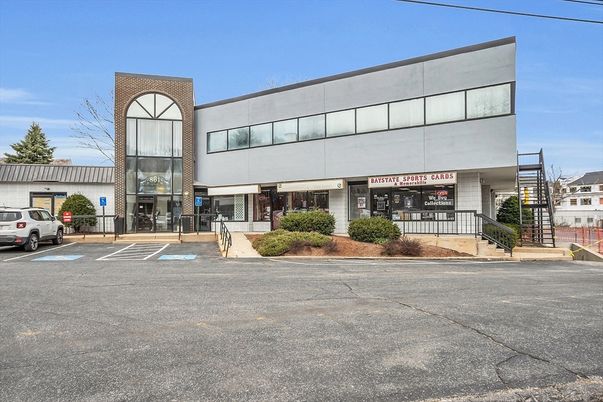Exterior, Facade, Modern
