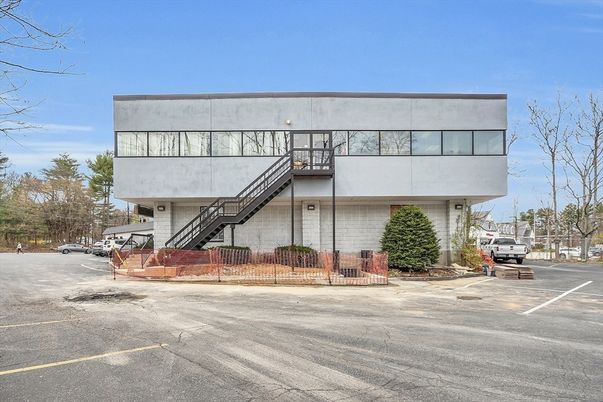 Exterior, Facade, Modern