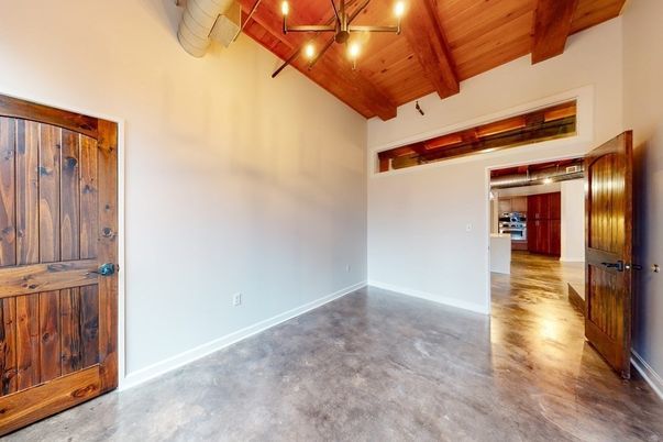 Empty room, Garage, Interior, Wooden Beams, Wooden Ceilings