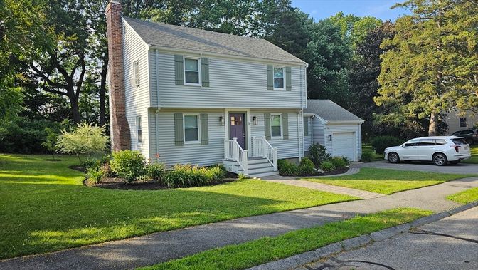 Attached, Exterior, Facade, Split Level