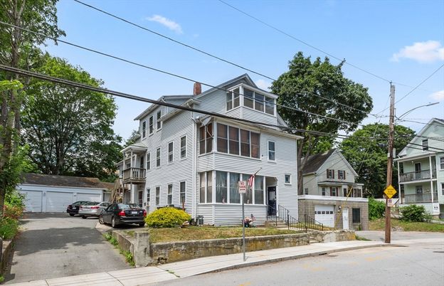 Attached, Exterior, Facade, Queen Anne Victorian